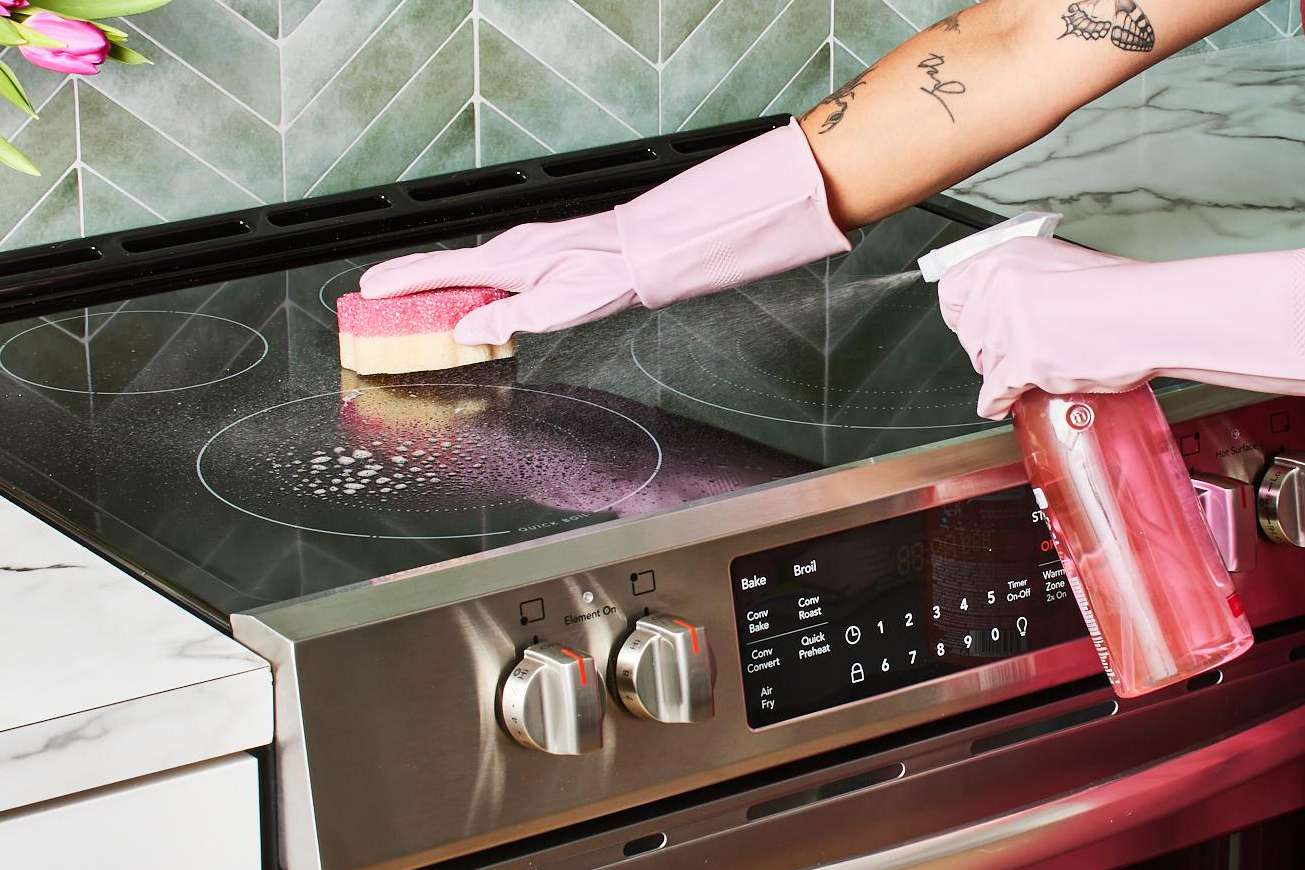 Apa cara termudah untuk membersihkan oven dengan minyak yang dipanggang?